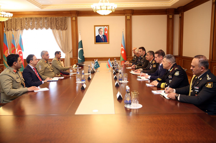  Aserbaidschan und Pakistan diskutieren Fragen des Ausbaus der militärischen Zusammenarbeit 