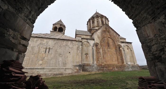   Des pèlerins arméniens visitent les monastères d