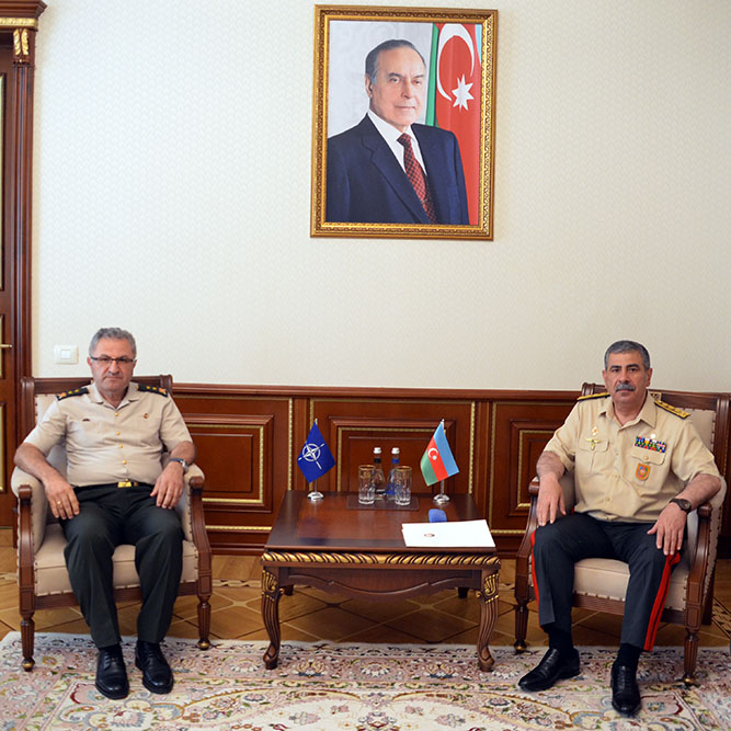 Azerbaijani defense minister meets Chief of Staff of NATO Allied Land Command 