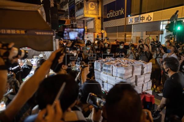 Largas colas en Hong Kong para adquirir la última edición de Apple Daily