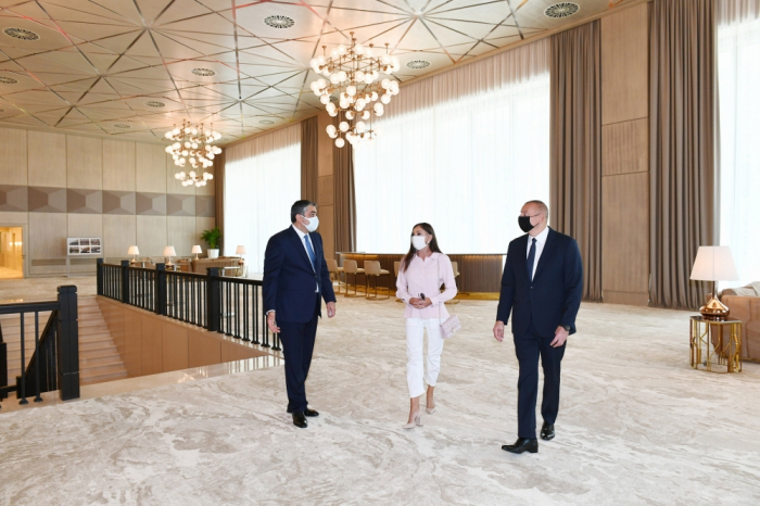  Präsident Ilham Aliyev betrachtet die Bedingungen im Gulustan-Palast nach der Renovierung 