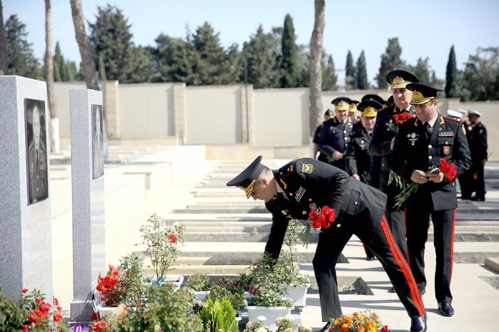 Azerbaijani military personnel visit Second Alley of Honors