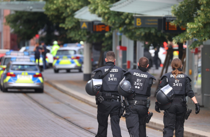   Großeinsatz der Polizei in Würzburg:   Tote und mehrere Verletzte bei Messerangriff in Innenstadt    