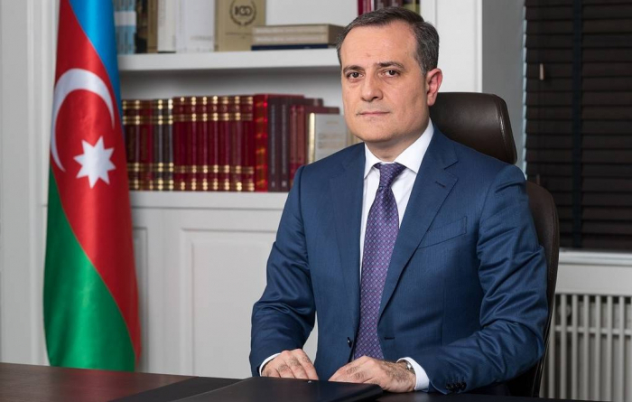 El canciller azerbaiyano felicita al personal de las Fuerzas Armadas