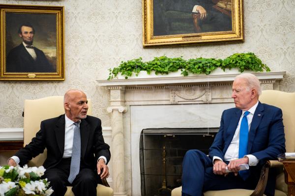 Biden da su apoyo a Ghani, pero dice que los afganos deben decidir su futuro