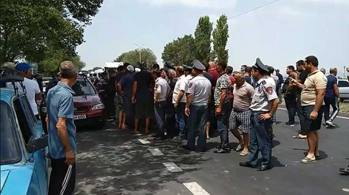 Demonstranten blockieren Straße in Armenien