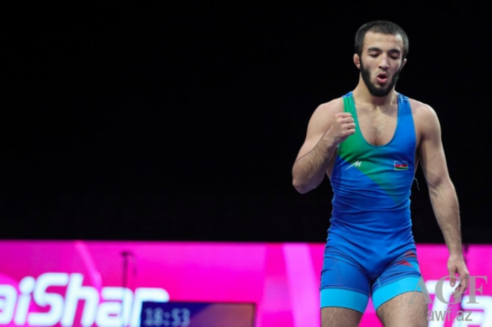 Luchador azerbaiyano derrota al atleta armenio