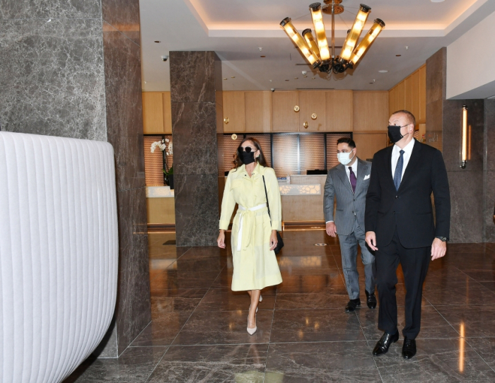 الرئيس وقرينته في افتتاح فندق في باكو - صور