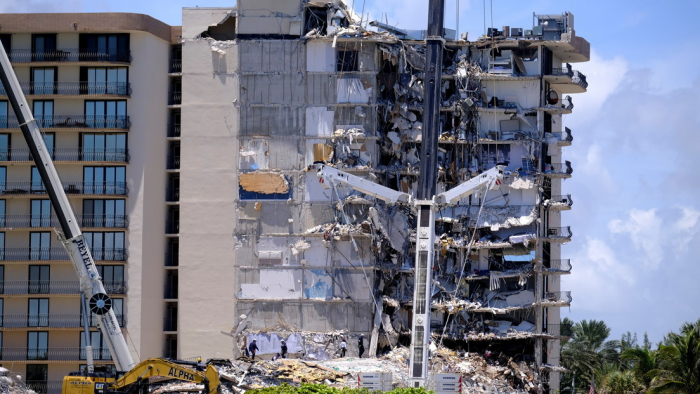     VIDEO:   Momento en que se derrumba el edificio residencial de Florida que ha dejado al menos 11 fallecidos y más de 150 desaparecidos  