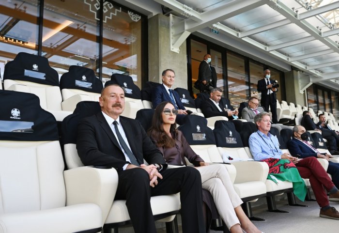  El presidente y la primera dama observan el partido Gales-Suiza 
