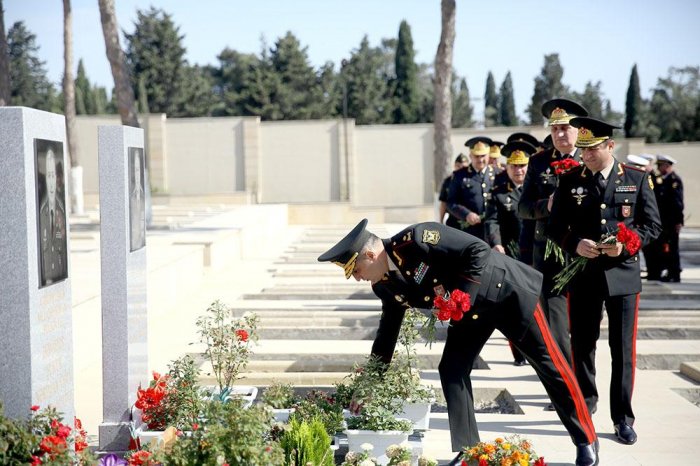 Müdafiə Nazirliyinin şəxsi heyəti Fəxri Xiyabanı ziyarət edib -    FOTOLAR     
