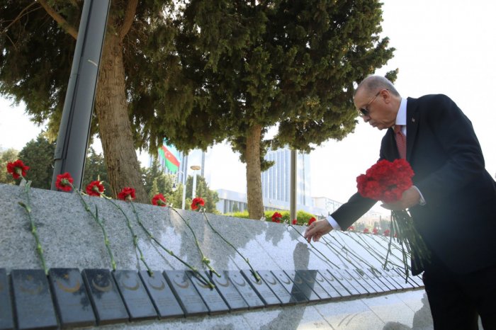  Ərdoğan Bakıda Türk şəhidliyi abidəsini ziyarət edib 