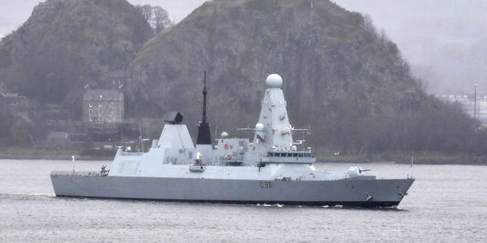 Un navire russe a ouvert le feu sur un destroyer britannique en mer Noire