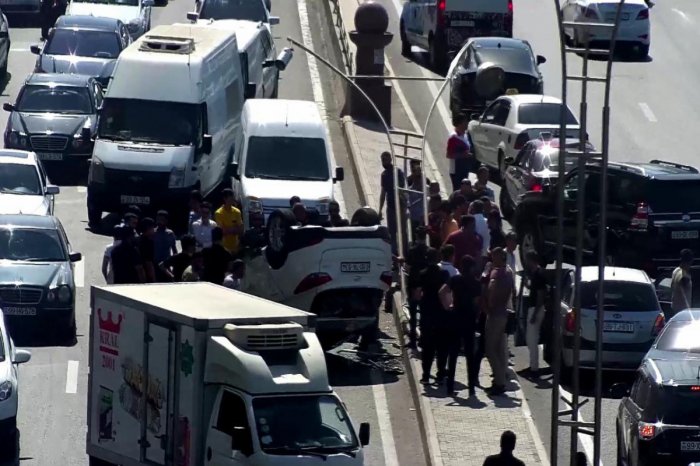 Prospektdə qəza oldu, yolda sıxlıq yarandı -    FOTO     

