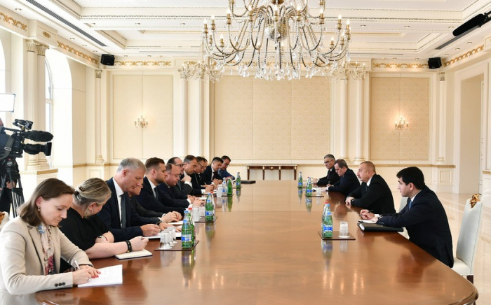  Le président Aliyev reçoit les MAE de trois pays et une délégation de l