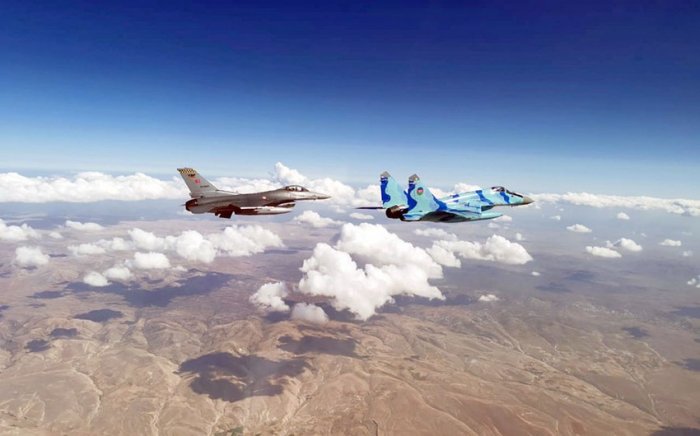    Hərbi pilotlarımız Türkiyə səmasında  