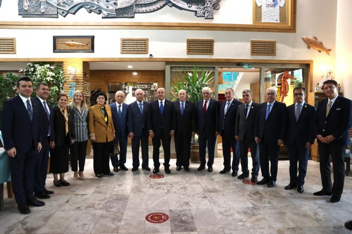  Çavuşoğlu azərbaycanlı deputatlarla görüşdü