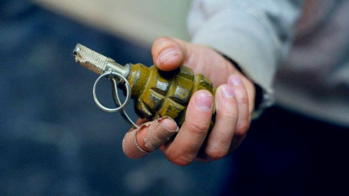 Atasına qumbara atmaq istədi, özü partladı 