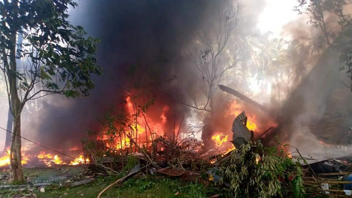  Primeras imágenes desde el lugar donde se estrelló un avión militar filipino con 92 personas a bordo 