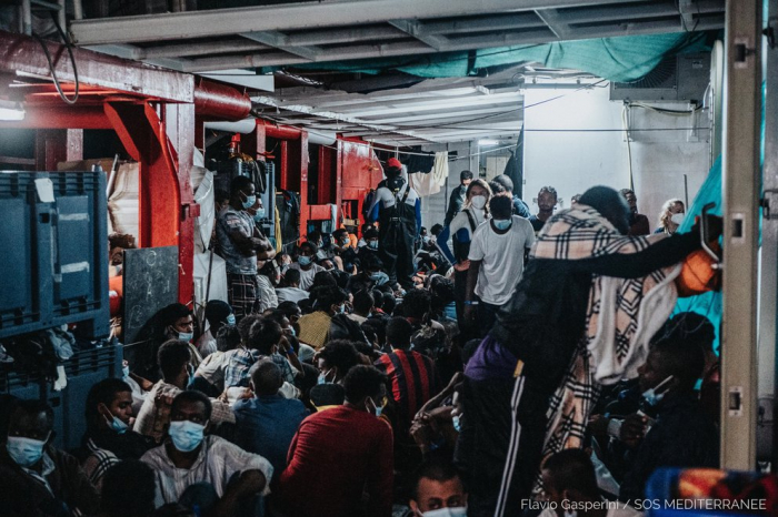 El barco Ocean Viking rescató a casi 370 migrantes en el Mediterráneo