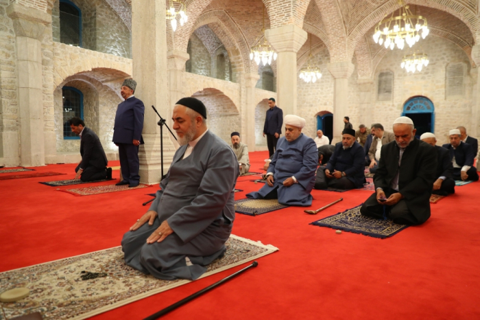   Religiöse Führer beten in der Moschee in Schuscha  