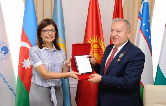 President of International Turkic Culture and Heritage Foundation presents commemorative plaque to Hulusi Kilic