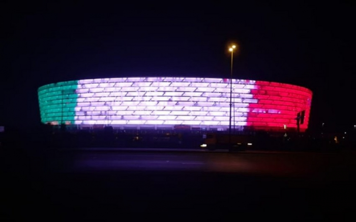 El Estadio Olímpico de Bakú se ilumnia con los colores de la bandera de Italia