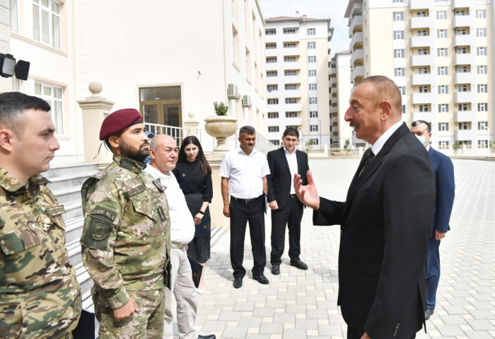   Präsident Aliyev nimmt an einer Zeremonie teil, bei der Wohnungen und Autos an Familien von Märtyrern und Kriegsinvaliden verteilt werden-   FOTOS    