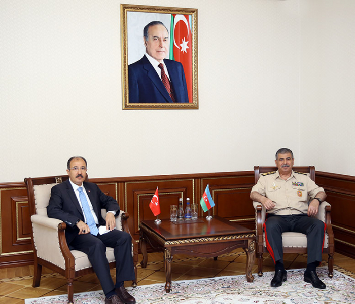   Aserbaidschans Verteidigungsminister trifft sich mit dem neuen türkischen Botschafter in Aserbaidschan  