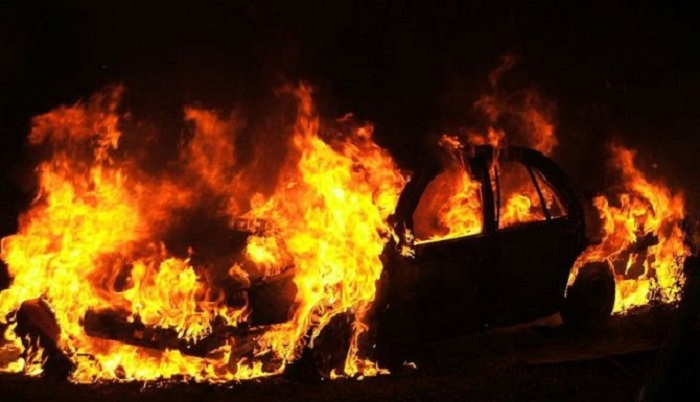Ucarda iki avtomobil, 33 paltaryuyan maşın yandı  
