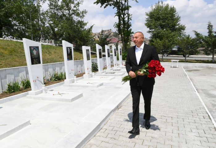   Präsident Ilham Aliyev besucht die Allee der Märtyrer in Daschkasan  