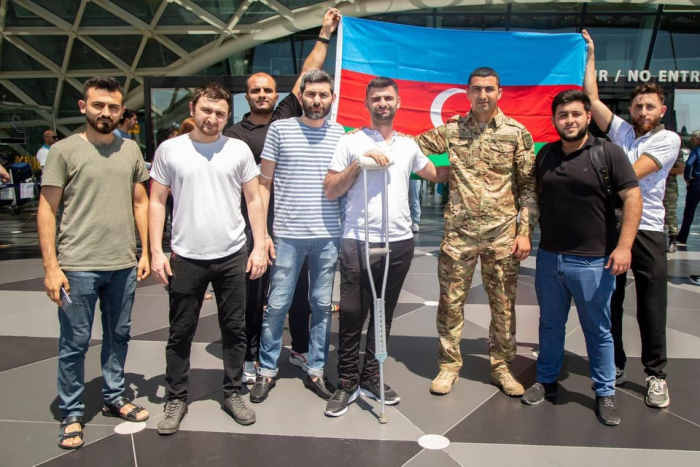   Otros seis veteranos de guerra azerbaiyanos regresan a casa después de recibir tratamiento en Turquía  