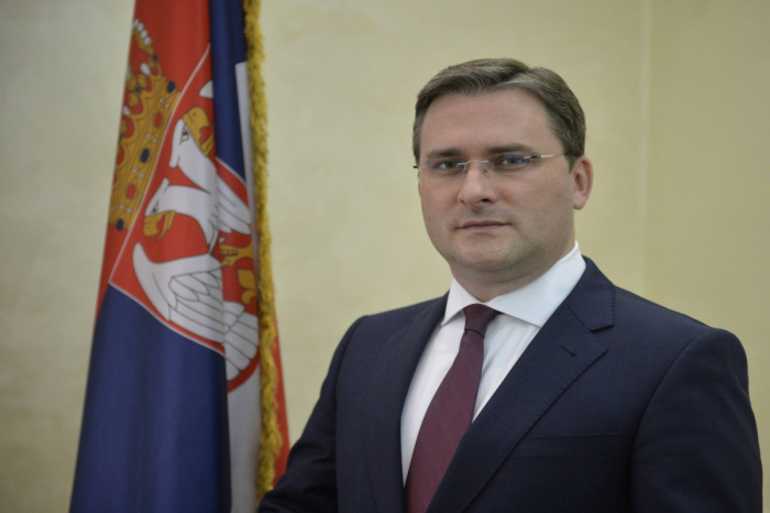 El ministro de Relaciones Exteriores de Serbia llega a Azerbaiyán
