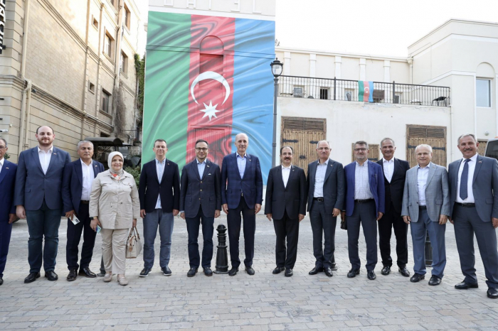 Delegation der Regierungspartei der Türkei zu Besuch in Aserbaidschan