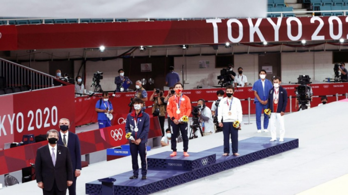 Tokyo 2020 allows temporary removal of masks on podium