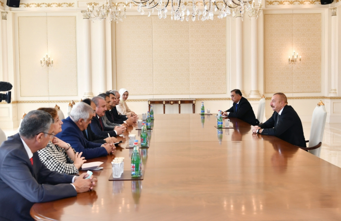  Presidente Ilham Aliyev recibe a la delegación encabezada por el presidente del parlamento turco 