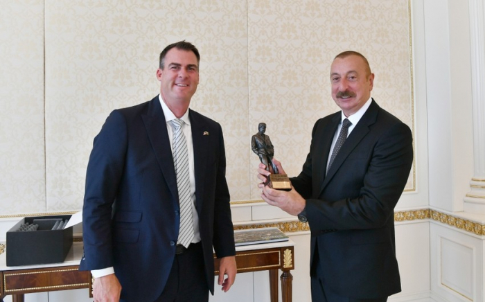   Ilham Aliyev se reúne con el gobernador de Oklahoma  