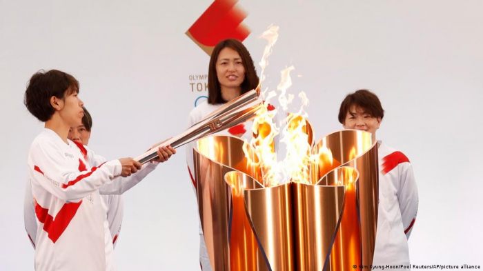 Japon: une femme tente d’éteindre la flamme olympique avec un pistolet à eau –  Vidéo 