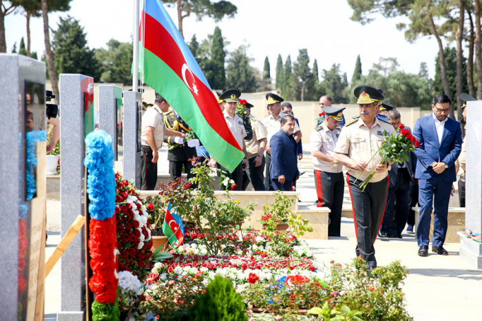  وزير الدفاع يزور قبر بولاد هاشيموف -  صور