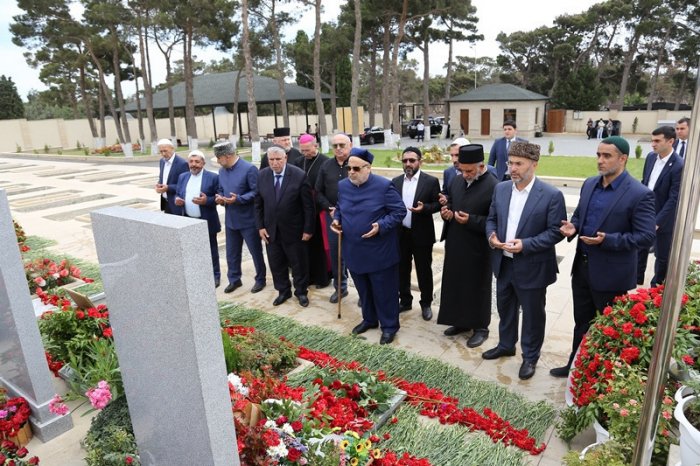 Dini rəhbərlər Polad Həşimov və İlqar Mirzəyevin məzarını ziyarət etdi