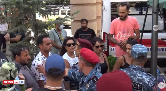       İranlılar İrəvan küçələrində gecələyirlər:   Vaksin növbəsi narazılıq yaratdı-   VİDEO      