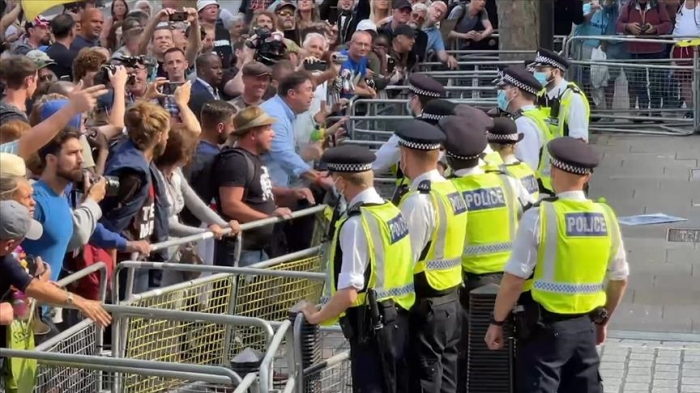 Pandémie: La police disperse une manifestation contre les restrictions sanitaires à Londres