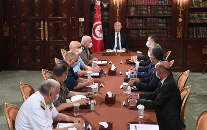 Le président tunisien prend le pouvoir exécutif et gèle le Parlement