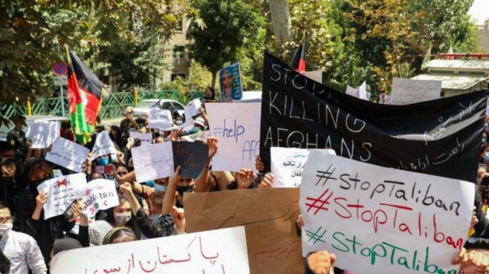   نساء يقمن بمظاهرة ضد طالبان في إيران  