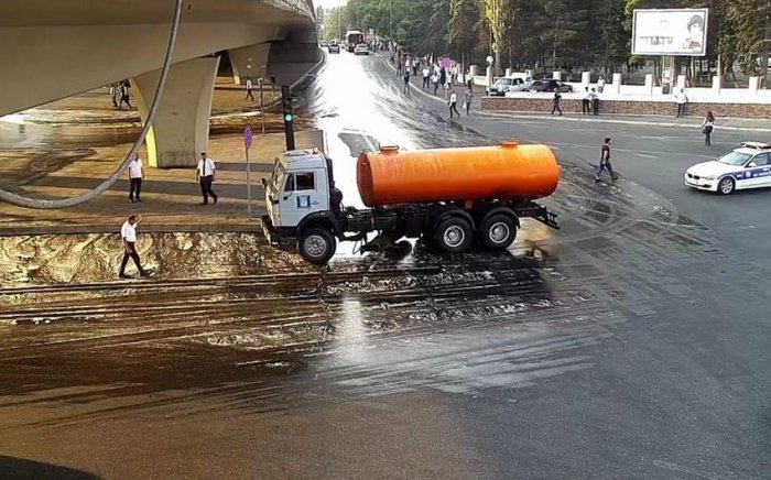    Bakıda yük avtomobili aşdı, yağ yola dağıldı    