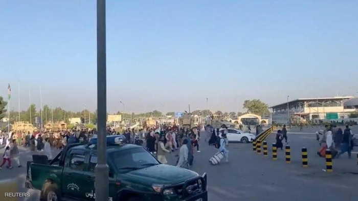 جنود أميركيون بمطار كابل يطلقون النار لإبعاد مدنيين أفغان - فيديو 