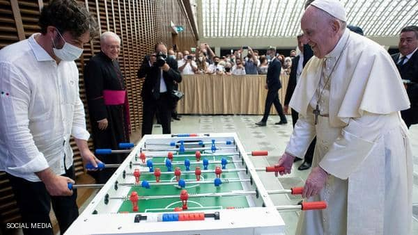 البابا فرنسيس "عاشق كرة القدم" يتلقى هدية جديدة