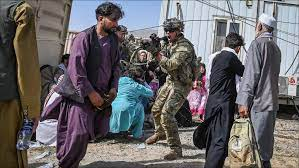 مأساة... تقاذف رضيع أفغاني لإيصاله إلى أحد الجنود في مطار كابل... فيديو