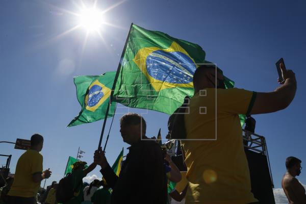 Miles de brasileños salen a la calle por voto impreso y en apoyo al presidente