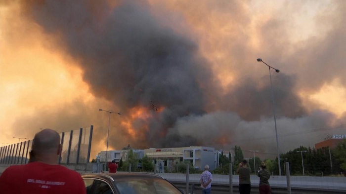   Athens: Major fire prompts evacuation of residential areas -   NO COMMENT    